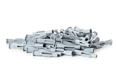 Beyaz arka plan üzerinde kullanılmayan, yeni, gri plastik dübel yığını cıvata