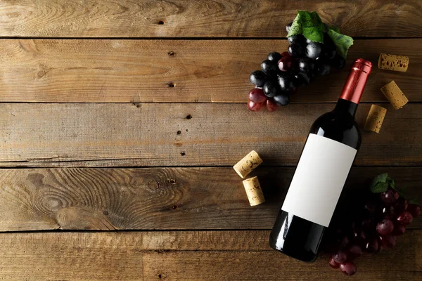 Bottiglia Vino Rosso Con Uva Tappi Marrone Rustico Tavolo Legno — Foto Stock