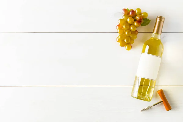 Weißweinflasche Mit Trauben Und Korkenzieher Auf Weißem Holztisch Flach Von — Stockfoto