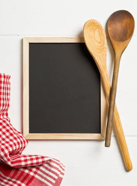 Leeg Lege Zwart Krijtbord Met Houten Koken Lepels Rode Geruite — Stockfoto