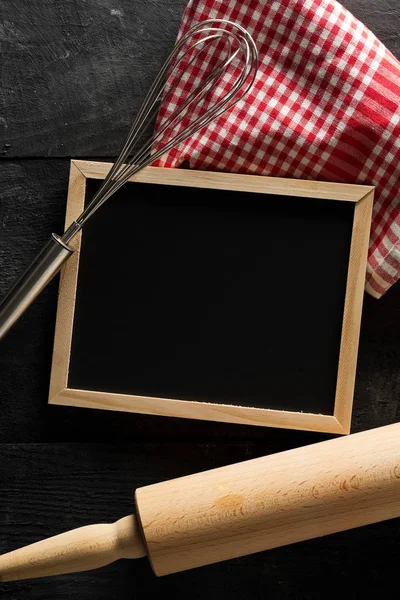 Leeg Lege Zwart Krijtbord Met Houten Deegroller Draad Vliegenmepper Rode — Stockfoto