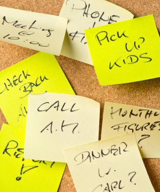 Cork faturası kurulu farklı randevu - aşırı çalıştı veya çok fazla iş kavramı - seçici odak ile yapışkan notlar ile kaplı