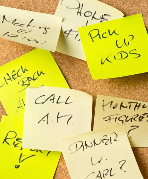 Cork faturası kurulu farklı randevu - aşırı çalıştı veya çok fazla iş kavramı - seçici odak ile yapışkan notlar ile kaplı