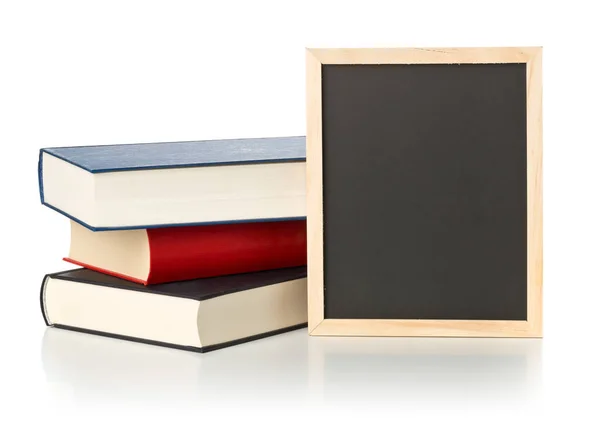 Leere Leere Schwarze Tafel Mit Bücherstapel Auf Weißem Hintergrund — Stockfoto