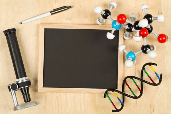 Leeg Lege Zwarte Schoolbord Met Microscoop Molecuul Pen Dna Model — Stockfoto