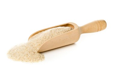Beyaz arka plan üzerinde ahşap kepçe psyllium kabuğu yığını. İsabgol olarak da bilinir psyllium kabuğu Hindistan'da bulunan dar ovata bitkisinin tohumlarından elde edilen lif olduğunu.