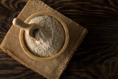 Psyllium kabuğu ahşap kepçe ve tablo ıslak zeminde yığını. İsabgol olarak da bilinir psyllium kabuğu Hindistan'da bulunan dar ovata bitkisinin tohumlarından elde edilen lif olduğunu. Yukarıdan düz yatıyordu.