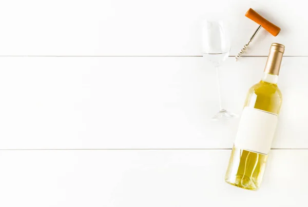 Weißweinflasche Mit Korkenzieher Und Weinglas Auf Weißem Holztisch Flach Von — Stockfoto