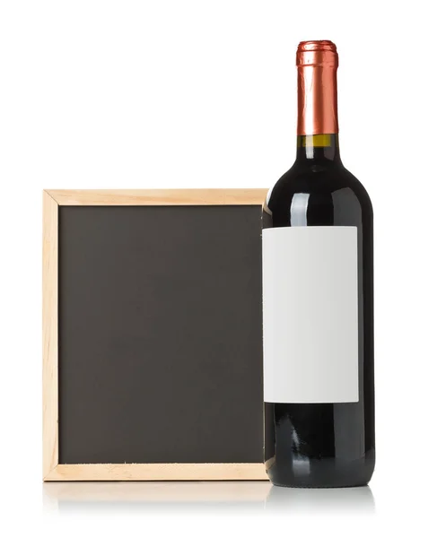 Chalkboard Vazio Branco Preto Com Garrafa Vinho Tinto Sobre Fundo — Fotografia de Stock