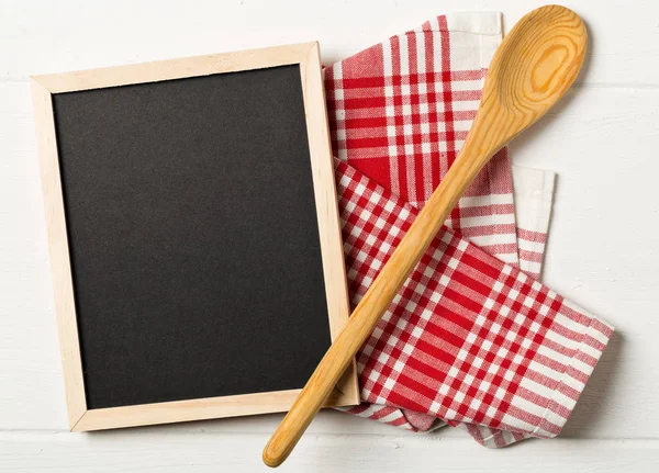 Leere Schwarze Kreidetafel Mit Kochlöffeln Und Rot Kariertem Geschirrtuch Flach — Stockfoto