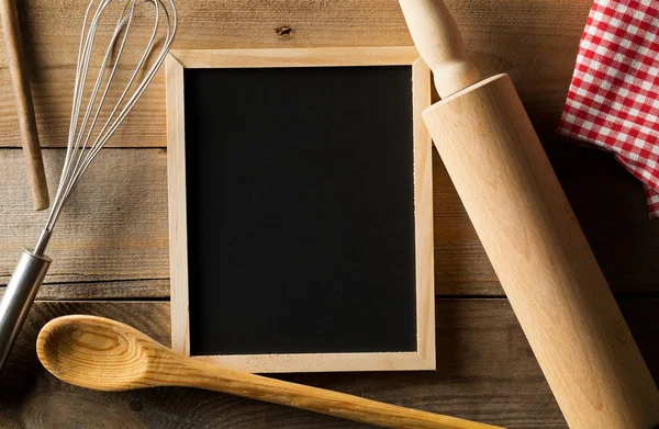 Leere Schwarze Kreidetafel Mit Nudelholz Drahtbesen Und Rot Kariertem Geschirrtuch — Stockfoto