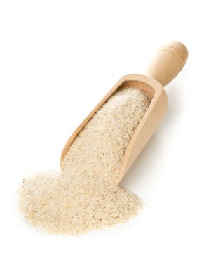 Beyaz arka plan üzerinde ahşap kepçe psyllium kabuğu yığını. İsabgol olarak da bilinir psyllium kabuğu Hindistan'da bulunan dar ovata bitkisinin tohumlarından elde edilen lif olduğunu.