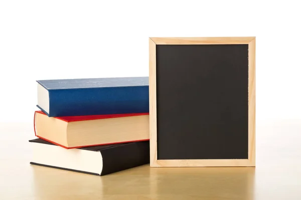 Prázdné Prázdné Černé Tabuli Hromadou Knih Hnědý Dřevěný Stůl Bílé — Stock fotografie