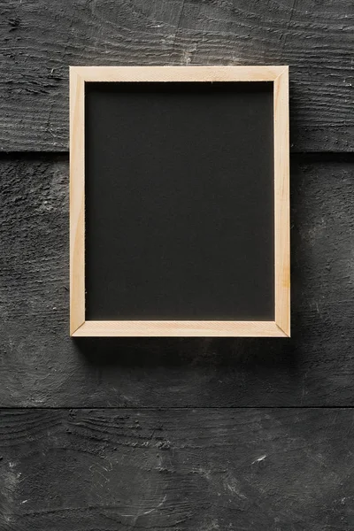 Prázdné Prázdné Černé Tabuli Ploché Položit Shora Černý Dřevěný Stůl — Stock fotografie