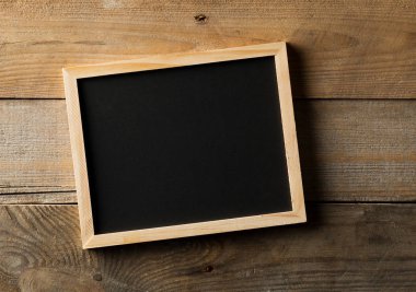 Boş, boş, Siyah Kara tahta düz yukarıdan kahverengi ahşap kopya alanı ile açayım