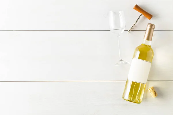 白色酒瓶与软木塞 软木和酒杯在白色木桌平地放置从上面与拷贝空间 — 图库照片