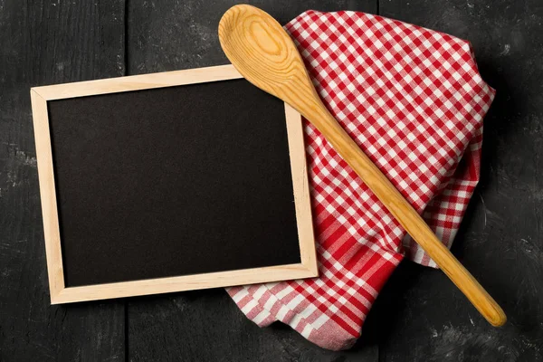 Lavagna Bianca Vuota Nera Con Cucchiaio Cucina Legno Asciugamano Rosso — Foto Stock