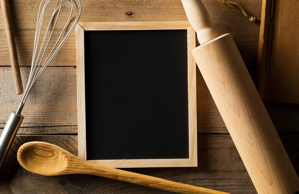 黑色黑板与木制滚针 电线搅拌和食谱平躺在从上面棕色木桌与复制空间 — 图库照片