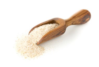 Beyaz arka plan üzerinde ahşap kepçe psyllium kabuğu yığını. İsabgol olarak da bilinir psyllium kabuğu Hindistan'da bulunan dar ovata bitkisinin tohumlarından elde edilen lif olduğunu.