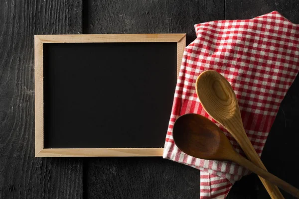 Leeg Lege Zwart Krijtbord Met Houten Koken Lepels Rode Geruite — Stockfoto