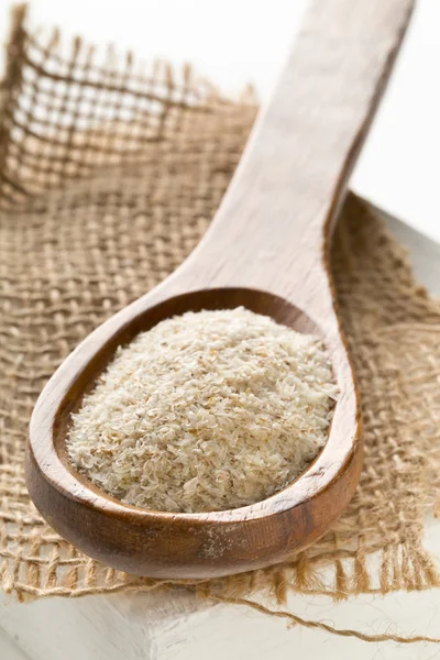 나무로 숟가락에 Psyllium Isabgol 라고도 Psyllium 껍질은 인도에서 Ovata 식물의 — 스톡 사진