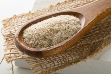 Psyllium kabuğu yığını da tahta kaşık üzerinde bur isabgol denir