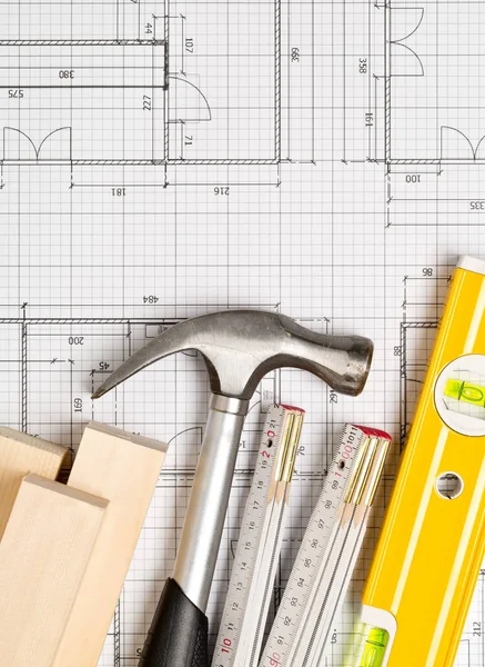 Bygg verktyg och trä remsorna på arkitektoniska blueprint — Stockfoto