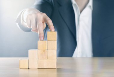 Sonraki adım parmak ile kariyer basamaklarını üzerinde yürürken iş adamı 