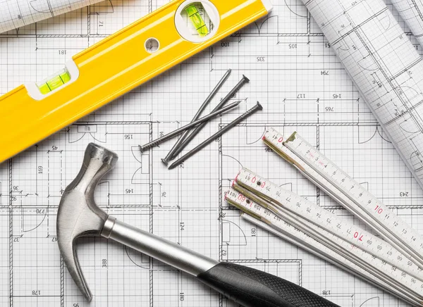 De hulpmiddelen van de bouw met hamer, spijkers, opvouwbare regel en niveau — Stockfoto
