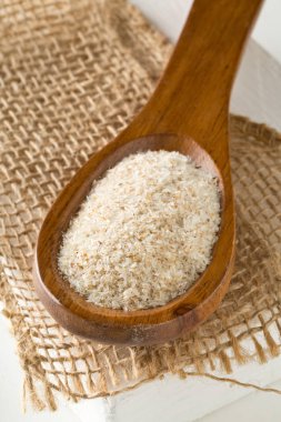 Psyllium kabuğu yığını da tahta kaşık üzerinde bur isabgol denir