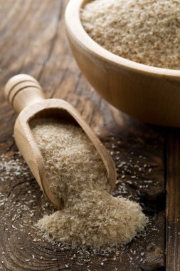 Psyllium kabuğu yığını da ahşap kepçe ve Bo içinde isabgol denilen