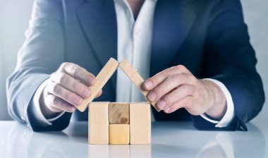 İş adamı, emlakçı, sigorta acentası veya mimar ar