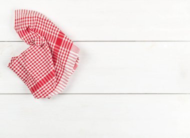 Beyaz ahşap tahta masada kırmızı kareli Bulaşık bezi düz yatıyordu üst