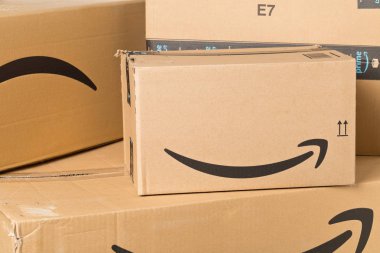 Dresden, Almanya-3 Nisan 2019: Deliv yığını üzerinde Amazon logosu