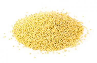Altın darı yığını, bir glutensiz tahıl tohumu, beyaz üzerinde 
