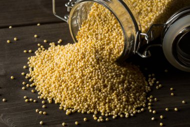 Altın darı yığını, bir glutensiz tahıl tohumu, cam torag içinde