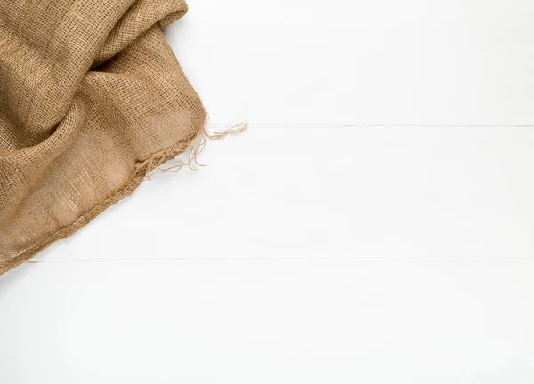 Tkanina burlap tkaniny na białym drewnianym stole kuchennym z miejsce — Zdjęcie stockowe