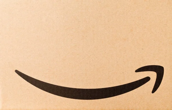 DRESDEN, ALEMANIA - 3 DE ABRIL DE 2019: Primer plano del logotipo de Amazon en el paquete entregado — Foto de Stock