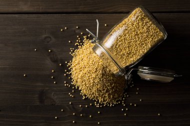 Altın darı yığını, bir glutensiz tahıl tohumu, cam torag içinde