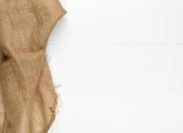 Тканина на білому дерев'яному кухонному столі з копіспадом — стокове фото