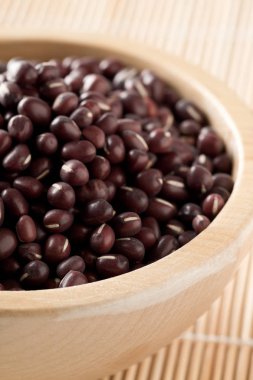 B ahşap kase çiğ, pişmemiş, kurutulmuş adzuki (kırmızı mung) fasulye