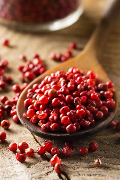 Pink or rose brazilian red peppercorns (schinus terebinthifolius — Stock Photo, Image