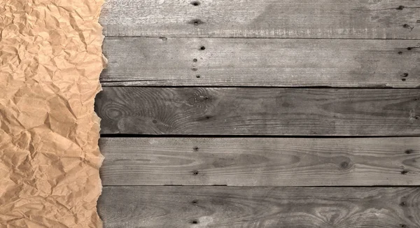 Crumbled brązowy papier do pakowania na szarym drewnianym stole kuchennym z c — Zdjęcie stockowe