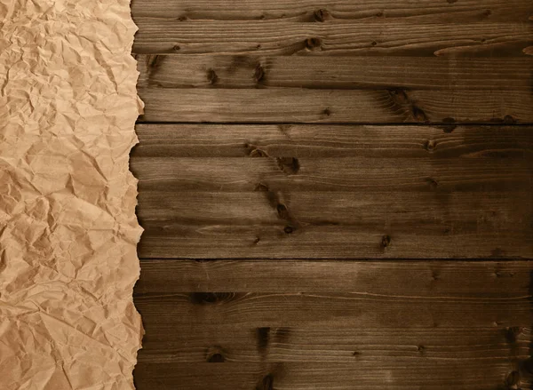 Crumbled brązowy papier pakowy na brązowy drewniany stół kuchenny z — Zdjęcie stockowe