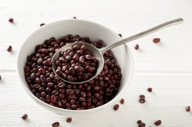 Çiğ, pişmemiş, kurutulmuş adzuki (kırmızı mung) ile beyaz kapta fasulye 