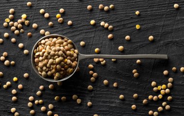 Ahşap t metal kepçe çiğ, kuru, pişmemiş kahverengi mercimek baklagiller