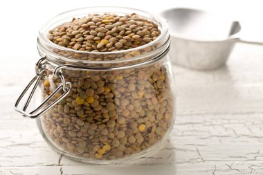 Cam depolama kavanozunda çiğ, Kuru, pişmiş olmayan kahverengi mercimek Bakliyat 