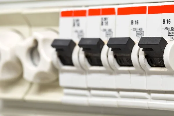 Elektrische stroomonderbreker zekeringkast in prive-woning close-up — Stockfoto