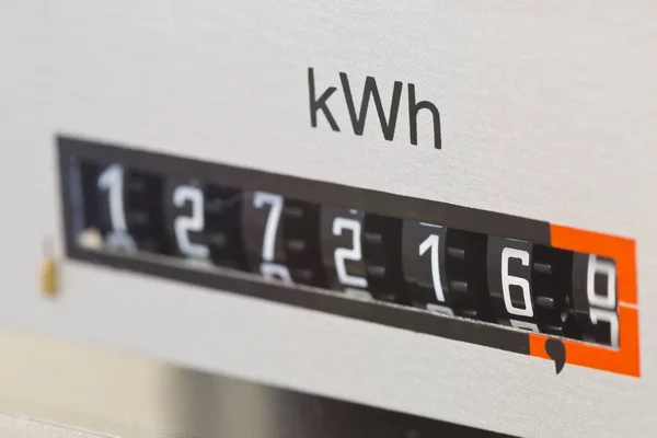 Zbliżenie elektrycznego czytnika liczników pokazujące zużytą kWh w prywatnym — Zdjęcie stockowe