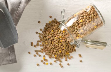 Cam depolama kavanozunda çiğ, Kuru, pişmiş olmayan kahverengi mercimek Bakliyat 